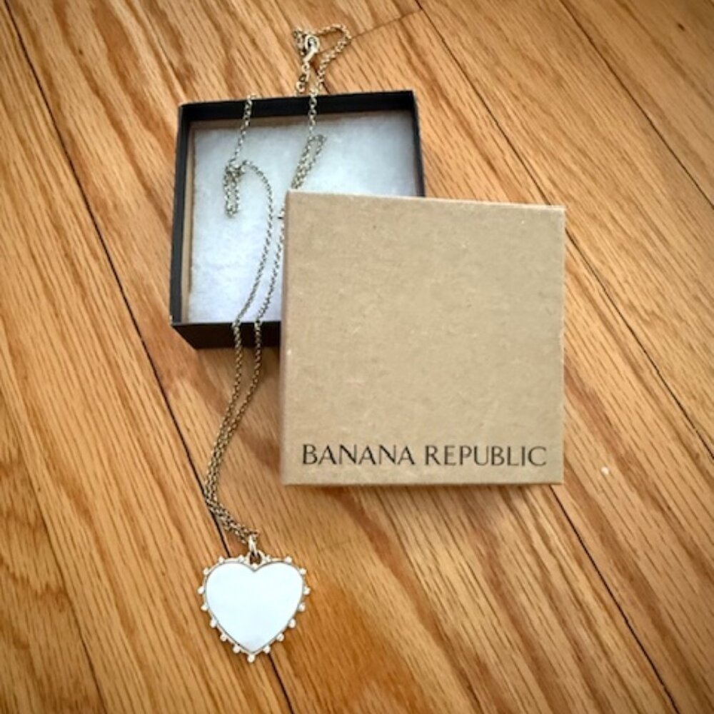 BANANA REPUBLIC white heart long necklace, nwot